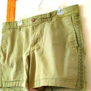 Khakis by GAP Girlfriend 5 inch shorts